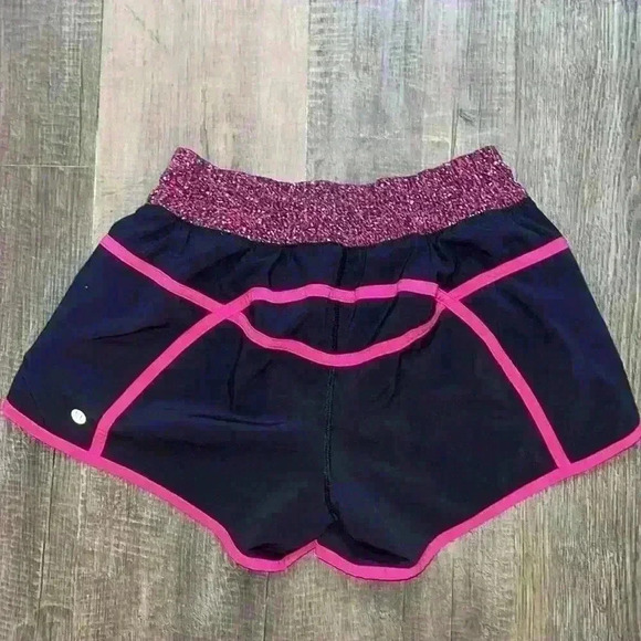 Lululemon tracker short size 6 - Picture 3 of 7